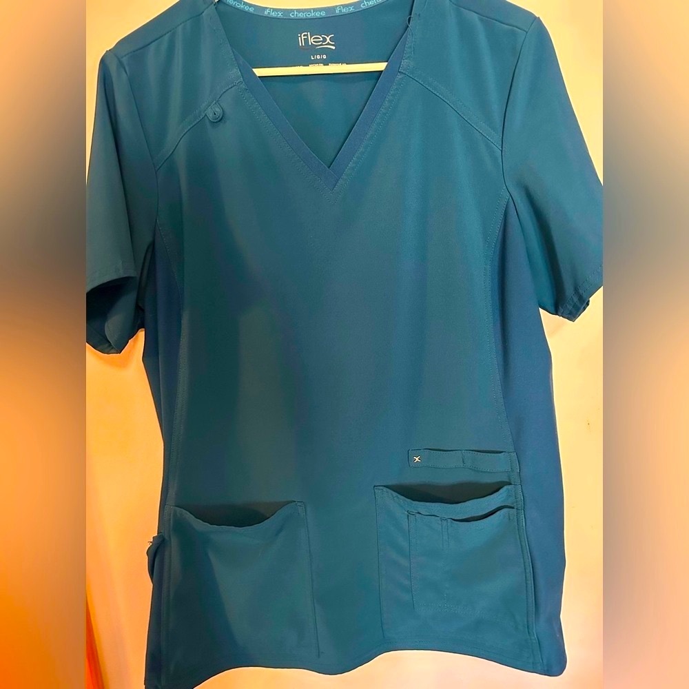 Women’s Cherokee I-flex Caribbean Blue V-Neck women’s scrub set.